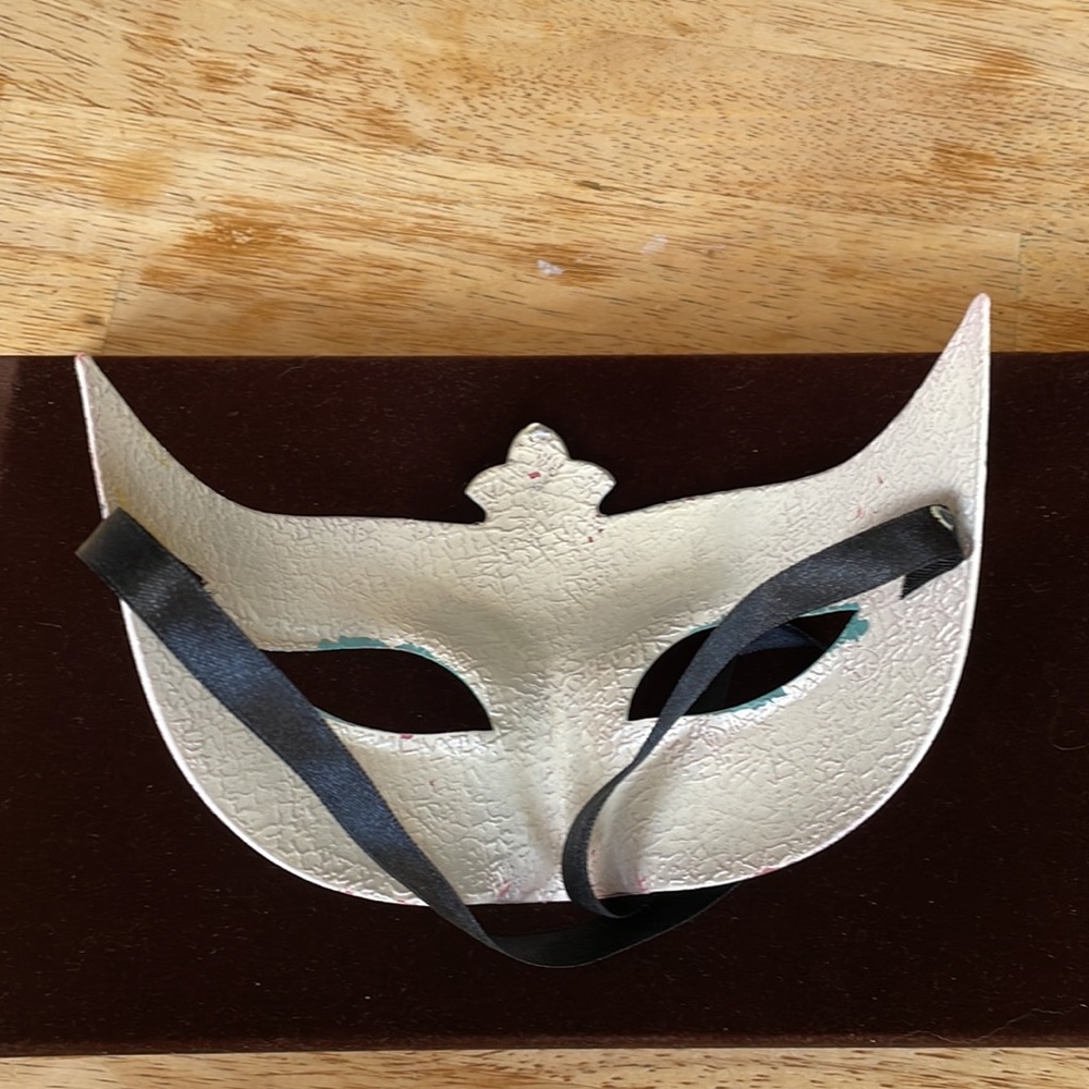 Masquerade mask. - Picture 2 of 4